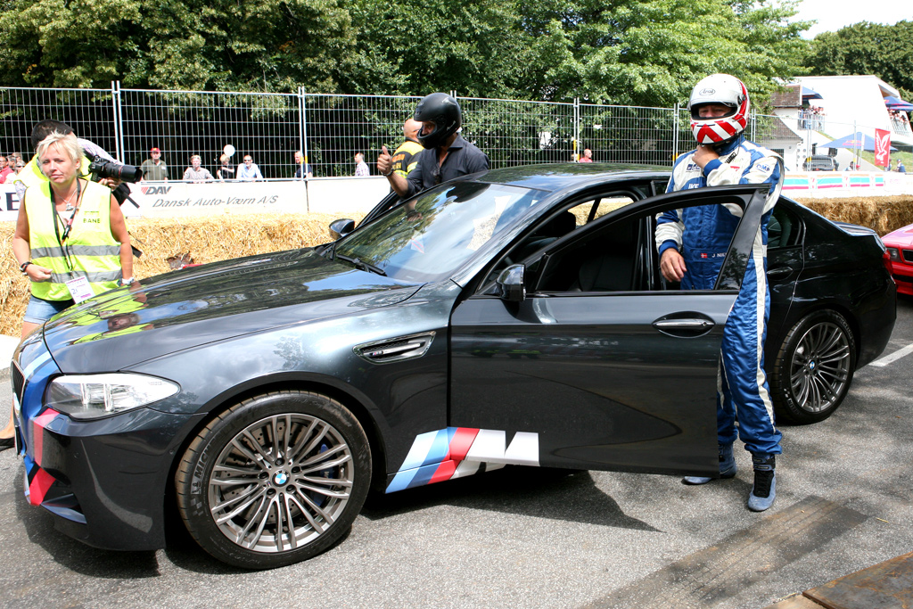 Hold da k.. - 'så så ikke bande' - hvor var det en fed tur - Vildt, lød ud af denne fyrs hjelm efter en tur med dygtige John Nielsen i den helt nye voldsomme BMW M5
(Foto: Motorsporten.dk)